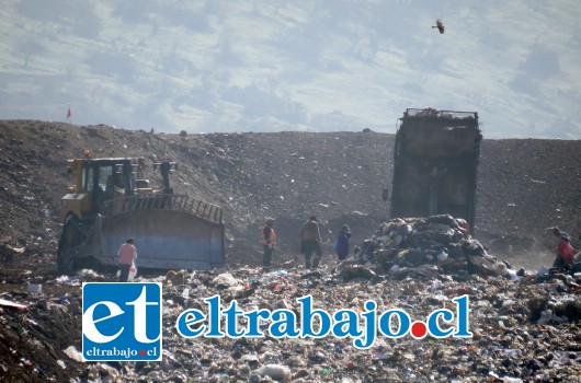 MONTAÑAS DE BASURA.- Así luce actualmente Vertedero La Hormiga, pues de momento nada hay que se lo impida, al menos hasta 2018, cuando deba operar en forma exclusiva el relleno sanitario que hasta el momento, al parecer, no registra mucho movimiento.