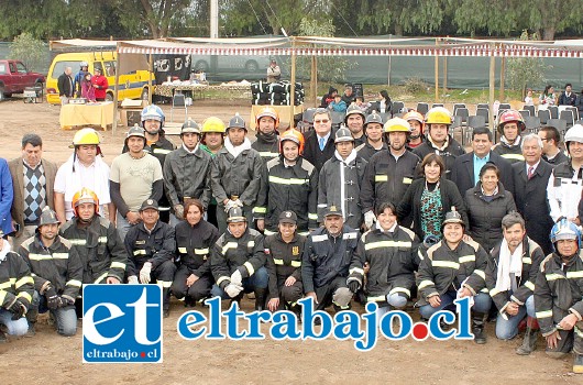 HÉROES.- Ellos son los voluntarios de Bomba Tocornal, valientes bomberos que lo dan todo para atender al sector.