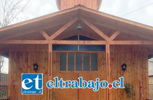 La nueva capilla es una estructura de madera de 56 metros², ubicada en el sector El Mirador y fue financiada con aportes de la comunidad y privados.