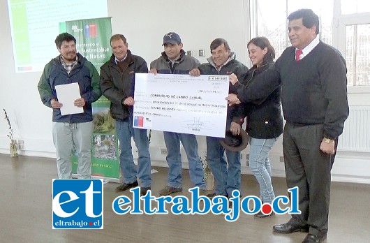 Junto al alcalde Claudio Zurita, se hizo entrega del cheque de bonificación estatal