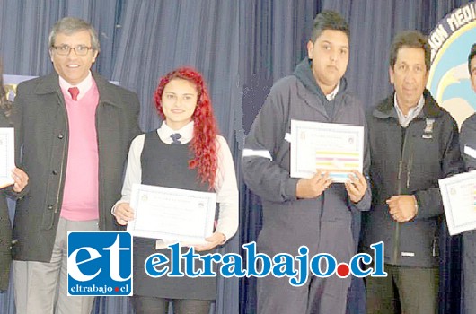 Reconocimiento a los alumnos Mariana Leiva, 4° medio y Pamela Lazcano, 3° medio ambas de Administración; Cristian Cocio, 3° medio y Pablo Reyes, 4° medio, ambos de Electricidad, junto a Patricio Moreno B. Director de la Daem y el Concejal de la comuna Miguel Vega B.