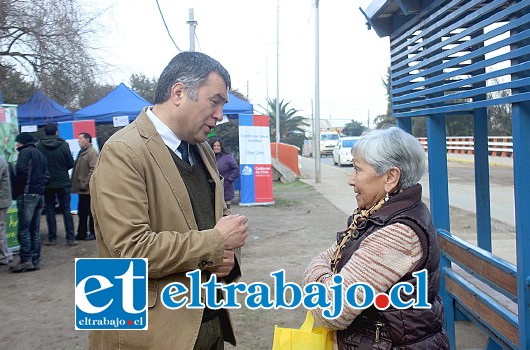 El gobernador Eduardo León recorrió distintas viviendas entregando información importante a los vecinos acerca de los compromisos y aportes que realiza el gobierno.