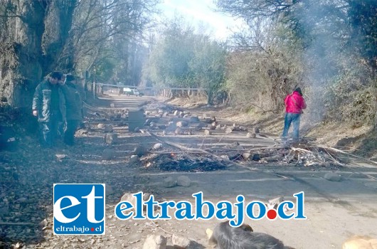 El paro de los mineros incluyó la toma del camino a la planta minera, situación en la que finalmente intervino Carabineros para despejar la vía.