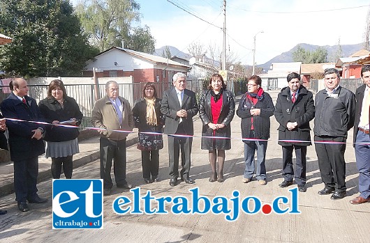 Diversas autoridades de la comuna participaron en la inauguración la pavimentación de calles en tres villas de Rinconada.