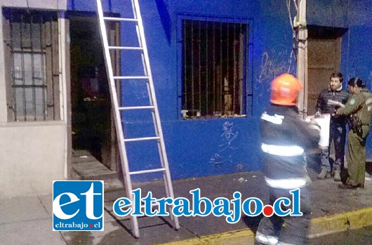 Personal de Bomberos logró reducir en pocos instantes las llamas que se originaron en calle Merced 310 de San Felipe.