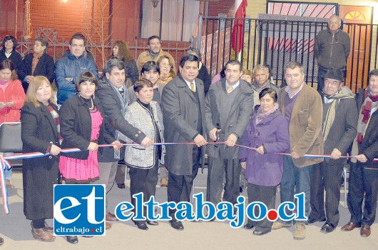 A la ceremonia de inauguración asistió el alcalde Claudio Zurita, el gobernador Eduardo León, el Consejero Mario Sottolichio, concejales, además de dirigentes de organizaciones y vecinos.