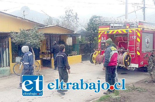 El fuego se inició en el entretecho de la vivienda ubicada en el Pasaje Renacer de la población Esperanza de San Felipe, pasado el mediodía de ayer martes, aparentemente originado por un desperfecto eléctrico.