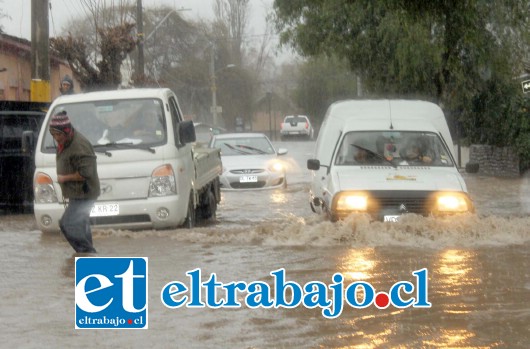 EN PANA.- Algunos conductores quedaron en ‘pana’ en media calle, los demás choferes seguían su camino.