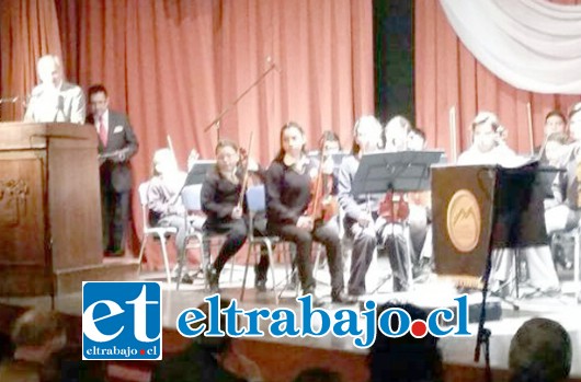 Junto al alcalde Patricio Freire y vecinos, el pasado lunes, la Orquesta sinfónica del Liceo Bicentenario Cordillera realizó un concierto en el marco del aniversario de la ciudad.