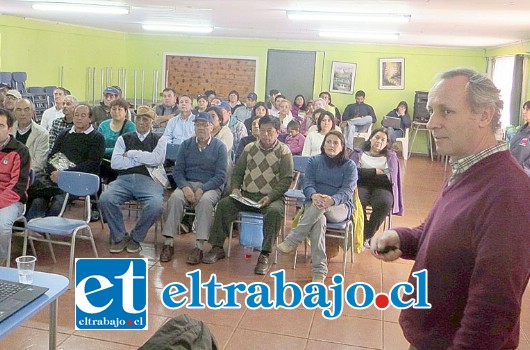 Cerca de 50 usuarios de Prodesal de Llay Llay, Catemu y Panquehue asistieron a una charla de la empresa especialista en semillas de alfalfa sobre manejo de cultivos.