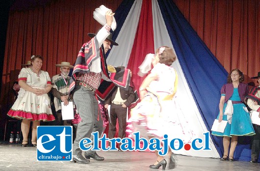 En la foto, los ganadores campeonato Comunal de Cueca categoría adulto mayor: María Angélica Tapia y Osvaldo González.