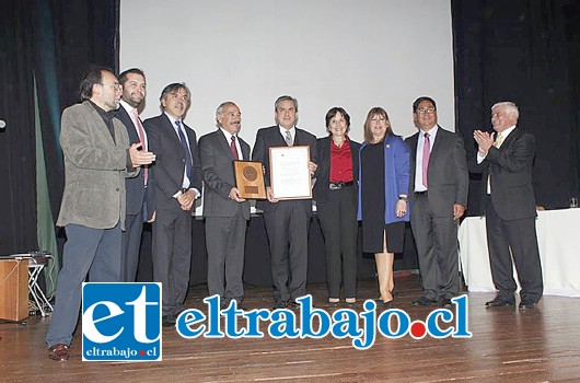 El doctor René Martínez junto a la Ministra de Salud, Carmen Castillo recibe el reconocimiento de parte del Concejo Municipal.