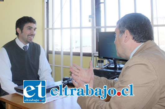 El gobernador Eduardo León junto a Hugo Díaz, Coordinador Regional de Unidad de Atenciones y Reclamos de la Dirección Regional de la Supereduc.