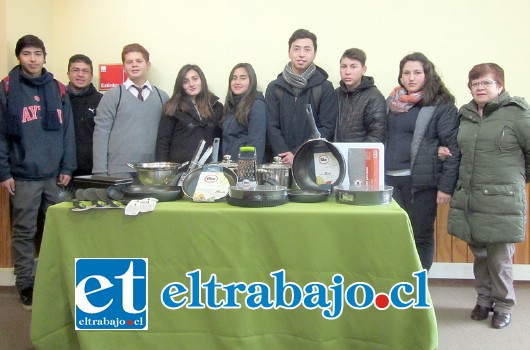 Los estudiantes de la especialidad de Turismo del Liceo San Esteban, junto a la profesora Lorena Curé (izquierda), recibieron un aporte de la empresa para poner en práctica sus conocimientos culinarios.