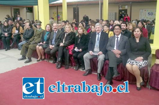 Diversas autoridades de la ciudad, docentes, alumnos y apoderados, acompañados de la cantante Palmenia Pizarro, celebraron los 50 años de la Escuela Almendral.