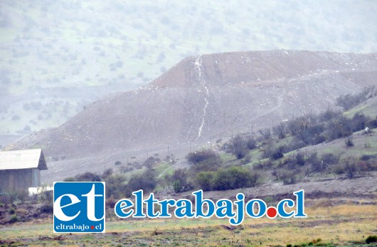 La fotografía muestra el caudal de agua bajando desde los montículos de basura para llegar finalmente a los canales de regadío y al anegamiento del predio colindante.