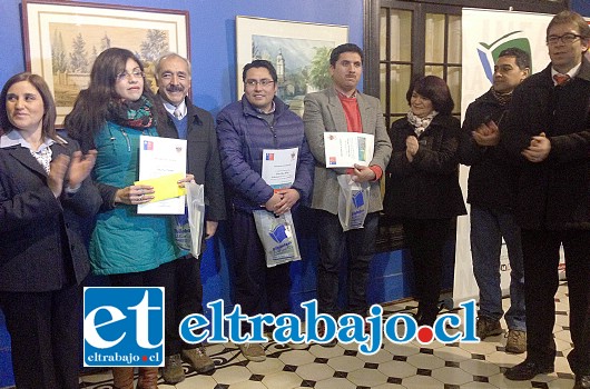 Carla Ríos, en la foto junto al Alcalde Patricio Freire, resultó ganadora del concurso "La Vuelta a San Felipe en 80 Palabras".