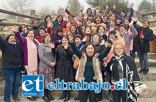 La gobernadora María Victoria Rodríguez junto a mujeres que asistieron a la Jornada de Capacitación y encuentro de Trabajadoras de Casa Particular, en San Esteban.