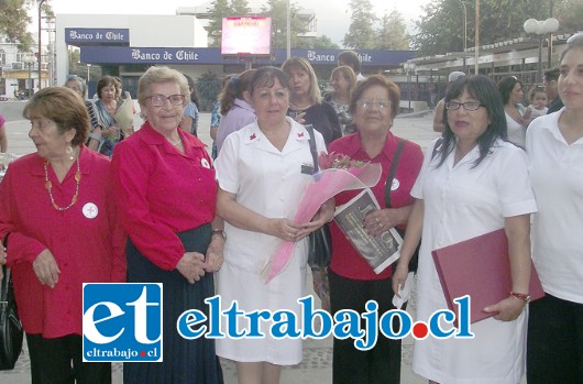 En la foto, la Presidenta de Cruz Roja Filial San Felipe, acompañada de Adultos Mayores y voluntarias.