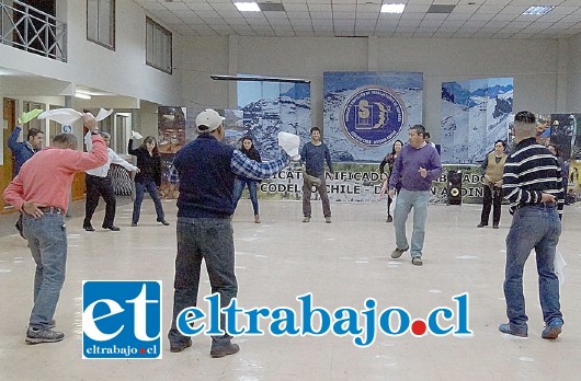 Toda la comunidad está invitada a participar de las clases gratuitas de cueca los martes y jueves de 19:30 a 20:30 horas, en la sede del Sindicato Unificado de Trabajadores SUT, ubicado en la calle Freire N° 332.