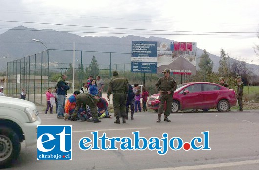 Personal de Carabineros y del Samu asistieron a la mujer identificada como Ana Magaly Valdivia Saavedra, de 43 años de edad, madre de cuatro hijos, quien murió la noche de este martes tras ser atropellada en el sector Lo Campo de Panquehue. (Foto @ItaloValdivia).