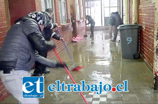 En Río Blanco, Bomberos tuvo que concurrir a una escuela que estaba anegada por el agua