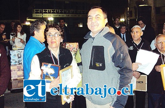 En la foto de archivo, una de las últimas versiones de la 'Maratón de los Garzones', el año 2011, donde entre muchos otros fue premiada por años de servicios, María Teresa Ponce, de Restaurant Reinares, en la foto junto al propietario del establecimiento, Rodrigo Cataldo.