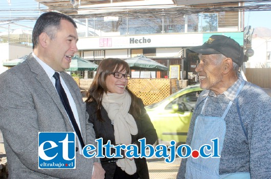 El gobernador Eduardo León junto a la Jefa biprovincial de IPS, Isabel Salas, le informaron a Don Marcos sobre la entrega de aguinaldos para los pensionados de la provincia.