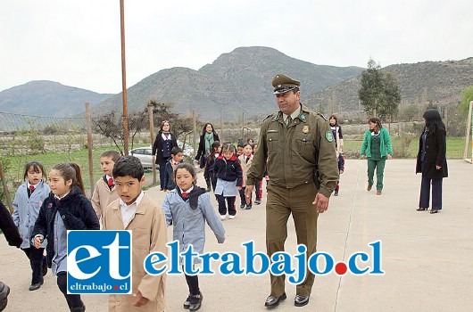 El Suboficial Jorge Fuentes Pérez, dirigió personalmente el ensayo de los estudiantes para el desfile de Fiestas Patrias.