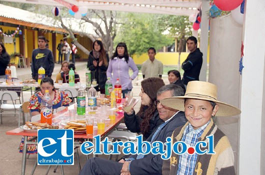 En Centro de Apoyo a la Educación Especial se llevó a cabo la fonda ‘Los Hornitos’ en donde estudiantes disfrutaron de presentaciones artísticas y un rico cóctel.