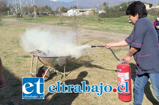 En la Escuela Independencia realizaron capacitaciones para profesoras y educadoras sobre los usos y manejos de los extintores de incendios.