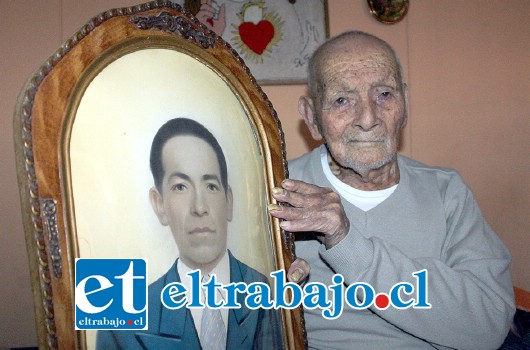 EL PESO DEL TIEMPO.- Orgulloso de sus años de juventud, Don Leo muestra a Diario El Trabajo esta fotografía.