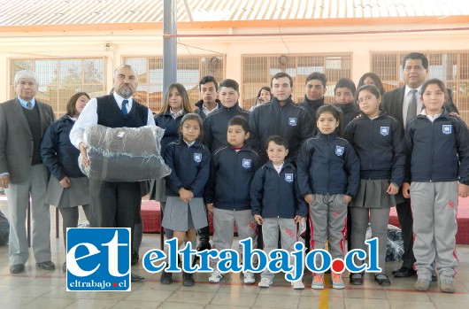 CHAQUETAS NUEVAS.- El director del Liceo Darío Salas, muestra a Diario El Trabajo parte de las chaquetas recibidas para sus estudiantes.