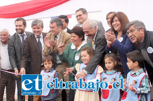 NUEVO PENECA.- La directora del Peneca, María Antonieta Contreras, corta de manera oficial la cinta de este jardín infantil, le acompañan las autoridades de Junji, Municipios y Gobierno Regional de la V Región.