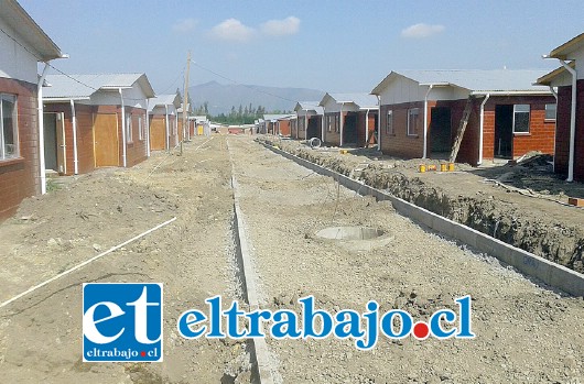 Funcionarios de la Dirección de Obras realizaron una inspección del estado estructural de las 159 casas que conforman el conjunto habitacional Esperanza del Halcón.