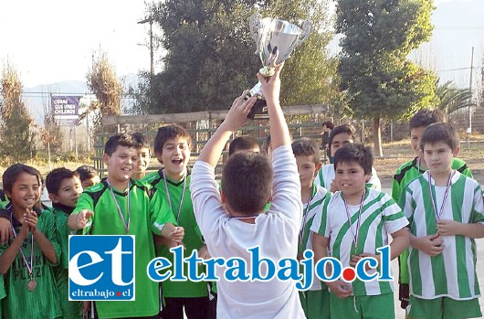 CASI CASI.- Ellas son las niñas de la Escuela Carmela Carvajal, quienes también lo dejaron todo en la cancha por amor a su escuela, aunque no ganaron el primer lugar.