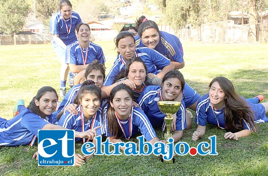 LAS MEJORES.- Ellas son nuestras bellas y aguerridas campeonas del fútbol femenino de la V Región, chicas que tienen que estudiar y trabajar al mismo tiempo, pero que aún así logran descollar en el mundo del deporte a nivel amateur.