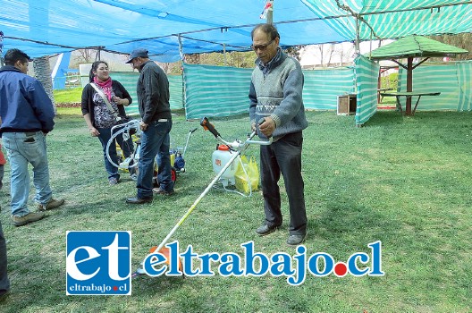 Tal como lo muestra la foto, los usuarios de Prodesal fueron capacitados en el manejo de desbrozadoras, para mejorar su uso.