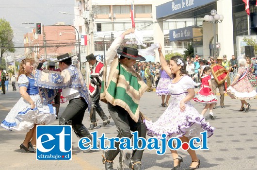 GRAN ESQUINAZO.- La cueca no pudo faltar en el esquinazo ofrecido a las autoridades para celebrar también las glorias de nuestra patria y de su Ejército.