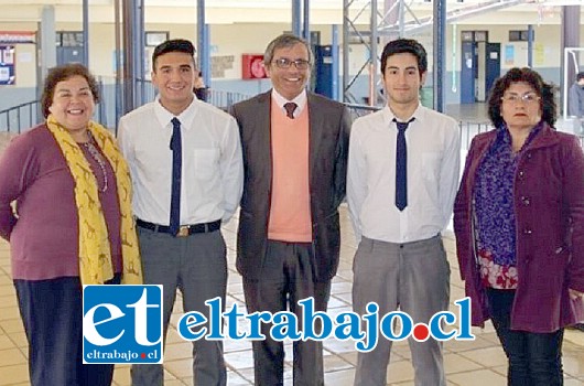 Directora del Liceo Manuel Marin F., Cecilia Tapia Castro, Director de la Daem, Patricio Moreno B., y la Docente María Rojas junto a los alumnos Pablo Reyes y Luis Jiménez.