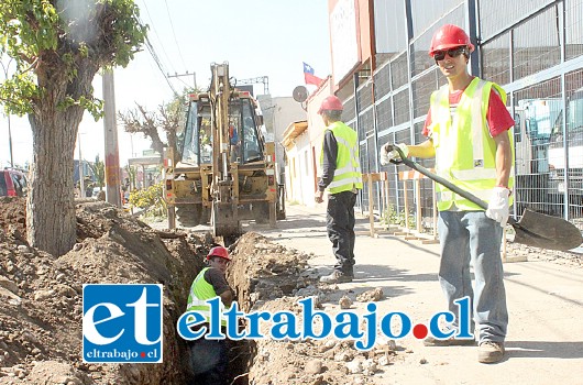 ARRANCAN OBRAS.- Este lunes la empresa contratista que labora para Esval, inició las obras de excavación y entubado en las alamedas Maipú y O’higgins.