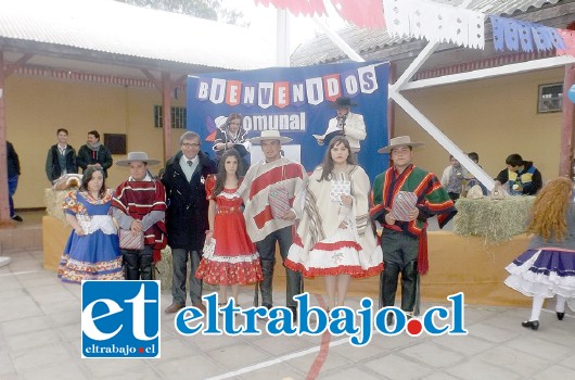 Alumnos premiados en la categoría educación media: Daniela Arancibia y Sebastián Gallardo del Centro de Apoyo a la Educación Especial, el Director de la Daem de Putaendo Patricio Moreno, Karina González y Pablo Reyes del Liceo Manuel Marín Fritis y Fernanda Galvez y Jorge Lepe del Liceo Rep. Estados Unidos