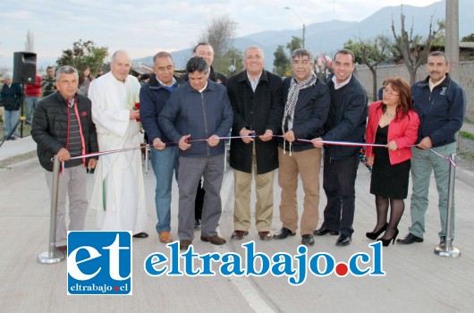 El alcalde Guillermo Reyes junto a vecinos en la inauguración del circuito Justo Estay – Las Coimas en la Población San Antonio.