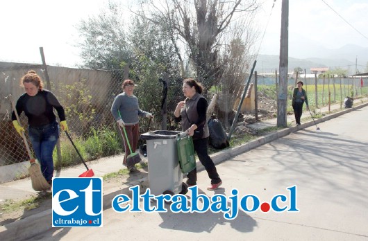 Estas vecinas, cansadas de la basura acumulada en su sector, por iniciativa propia limpiaron las calles aledañas a la población Ejército Libertador.