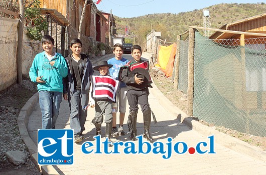 CALLE NUEVA.- Ya los niños pueden ir a la escuela caminando tranquilamente por estas calles hechas de hormigón, son 1.140 metros lineales.