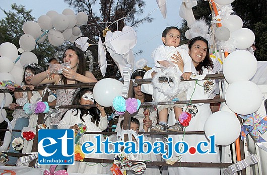 ESTE AÑO SERÁN MEJORES.- Así se vivió el gran desfile de carros alegóricos en 2014, cuando se coronó ese año a la Srta. Carolina Arancibia de Reina de la Primavera 2014.