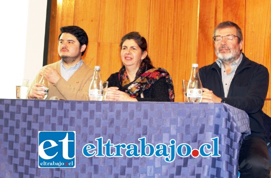 Los panelistas, Dr. Jorge Acosta, magister en bioética; Elizabeth Bunster, asistente social; Dr. Luis Jensen, ginecólogo.