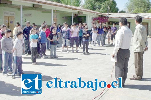 Autoridades llaman a apoderados a mantener la calma ante la seguidilla de réplicas registradas en la zona posteriores al terremoto.