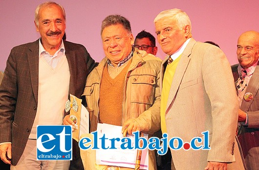 PREMIACIÓN.- El alcalde Patricio Freyre y el concejal Dante Rodríguez entregan premios al dirigente Nelson González.