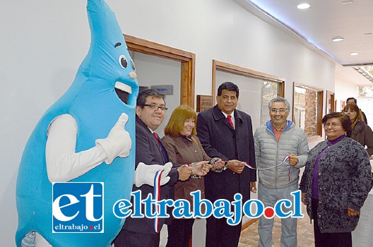 En la ceremonia participó el alcalde Claudio Zurita, el subgerente zonal de la sanitaria, Alejandro Pérez y la presidenta de la Unión Comunal de juntas de vecinos, Albina Marambio.